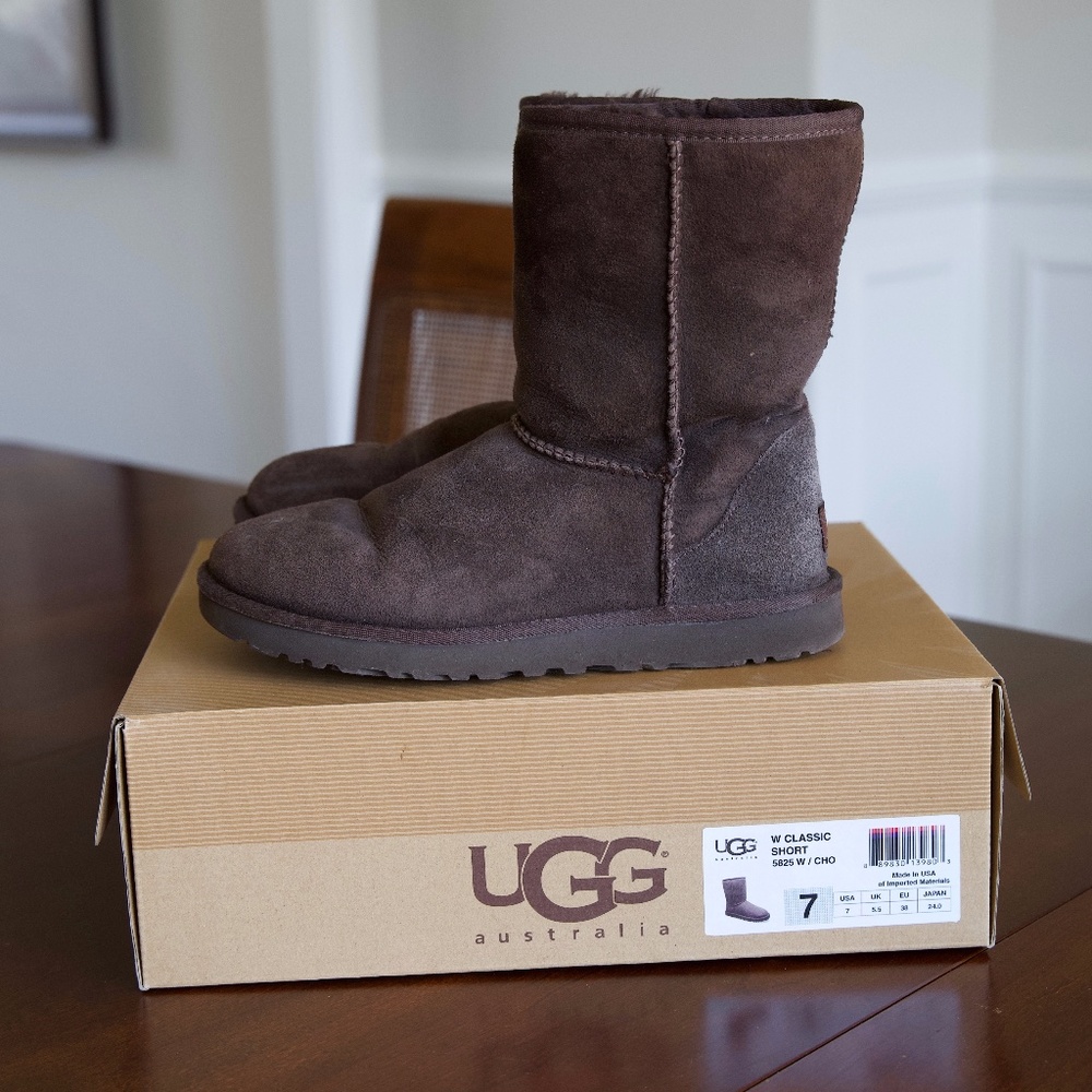 Women's Ugg Boots.  Classic Short in Chocolate.  Size 7.